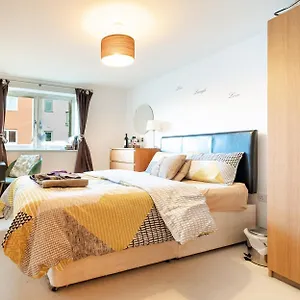 Homestay Modern Lovely Bedroom Close To Stations In East London, Zone 2, London